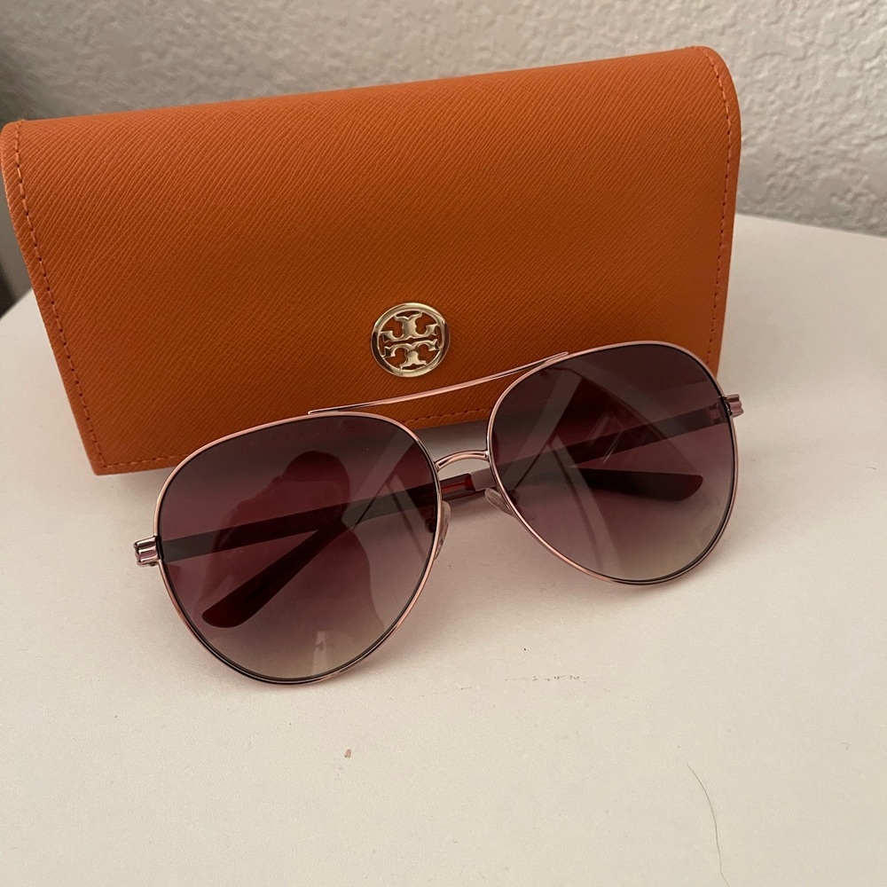 Tory Burch
Polarized 62mm
Aviator Sunglasses